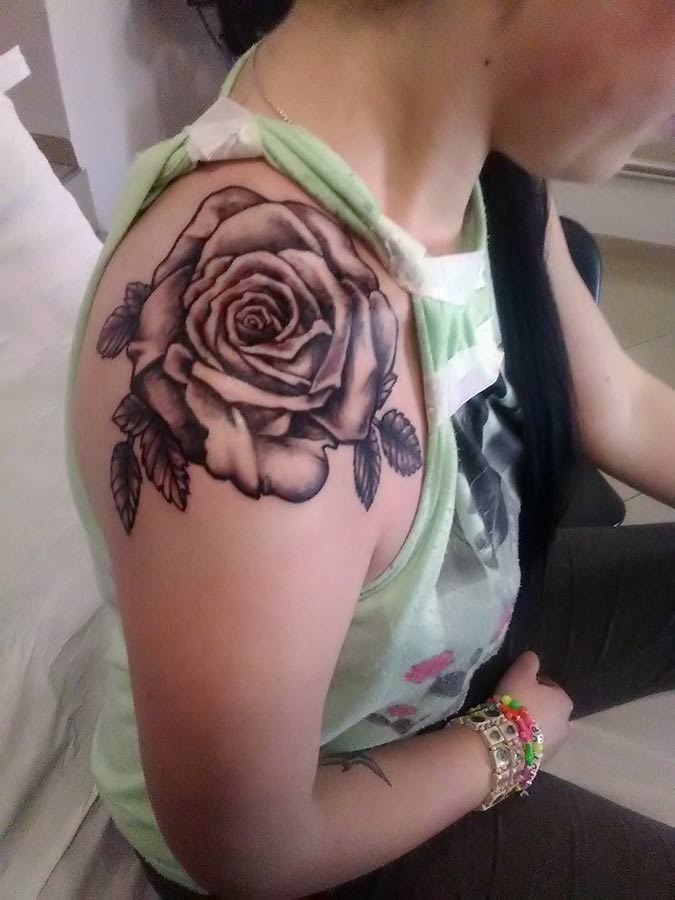 Tatuaż róży w odcieniach szarości