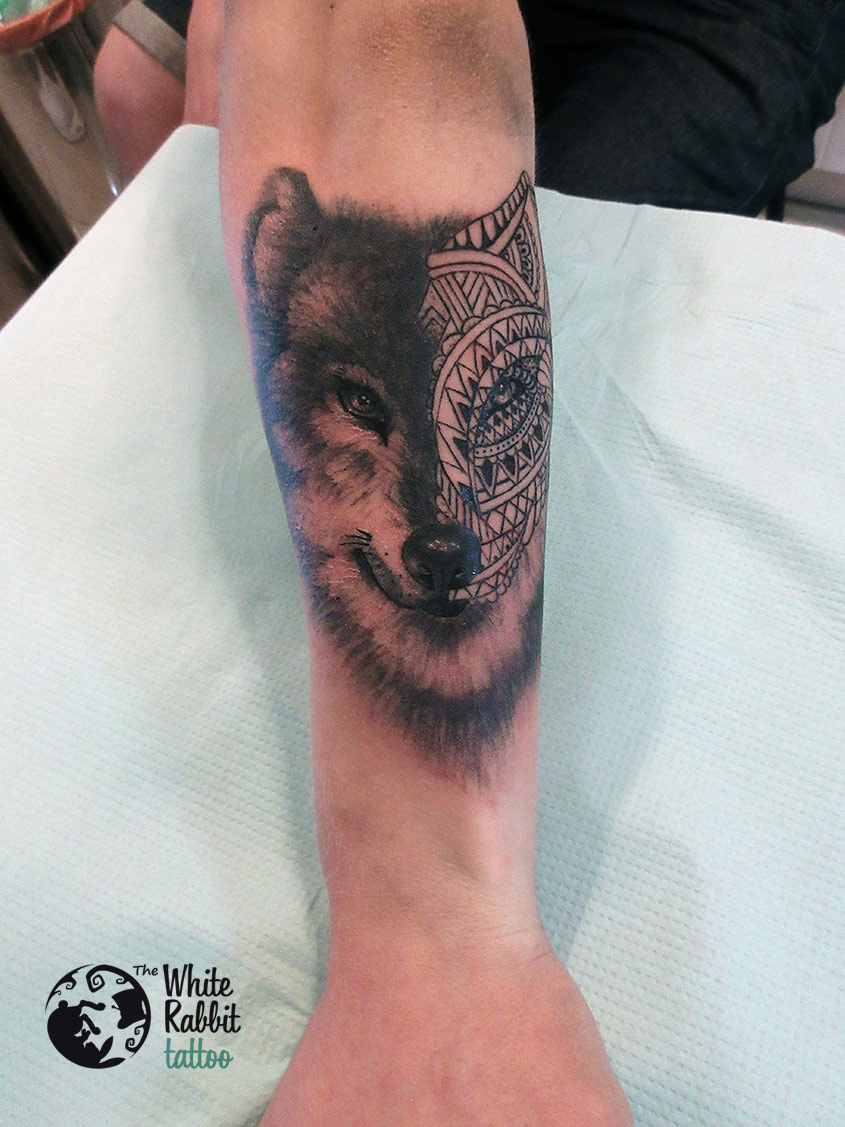 Tatuaż geometryczny wilk