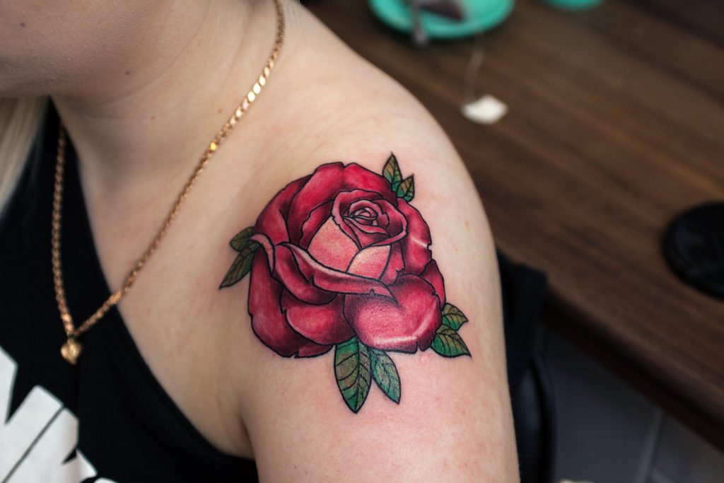 Kwiatowe tatuaże róża