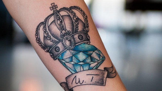 Tatuaż diament w koronie