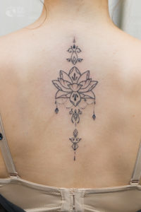 Tatuaż kwiat lotosu