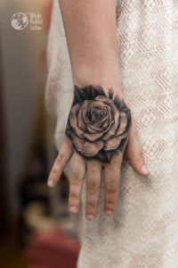 Tatuaż róża na dłoni
