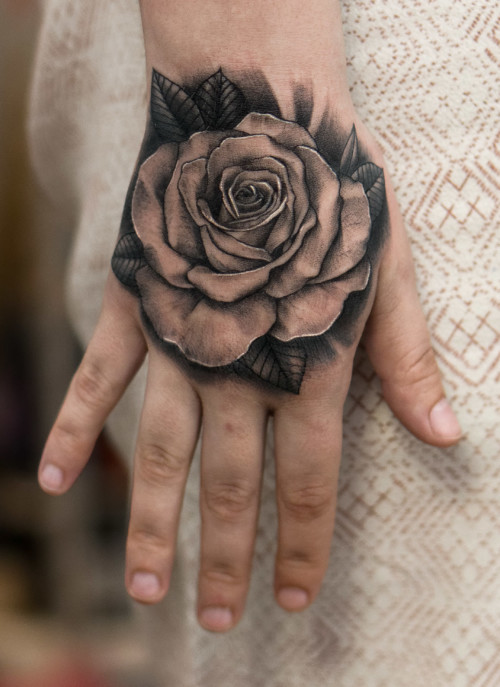 Tatuaż róża na dłoni