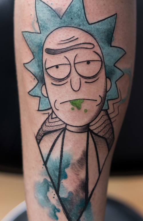 Rick, południca i kolorowy kwiatowy tatuaż