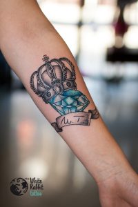 Tatuaż diament w koronie