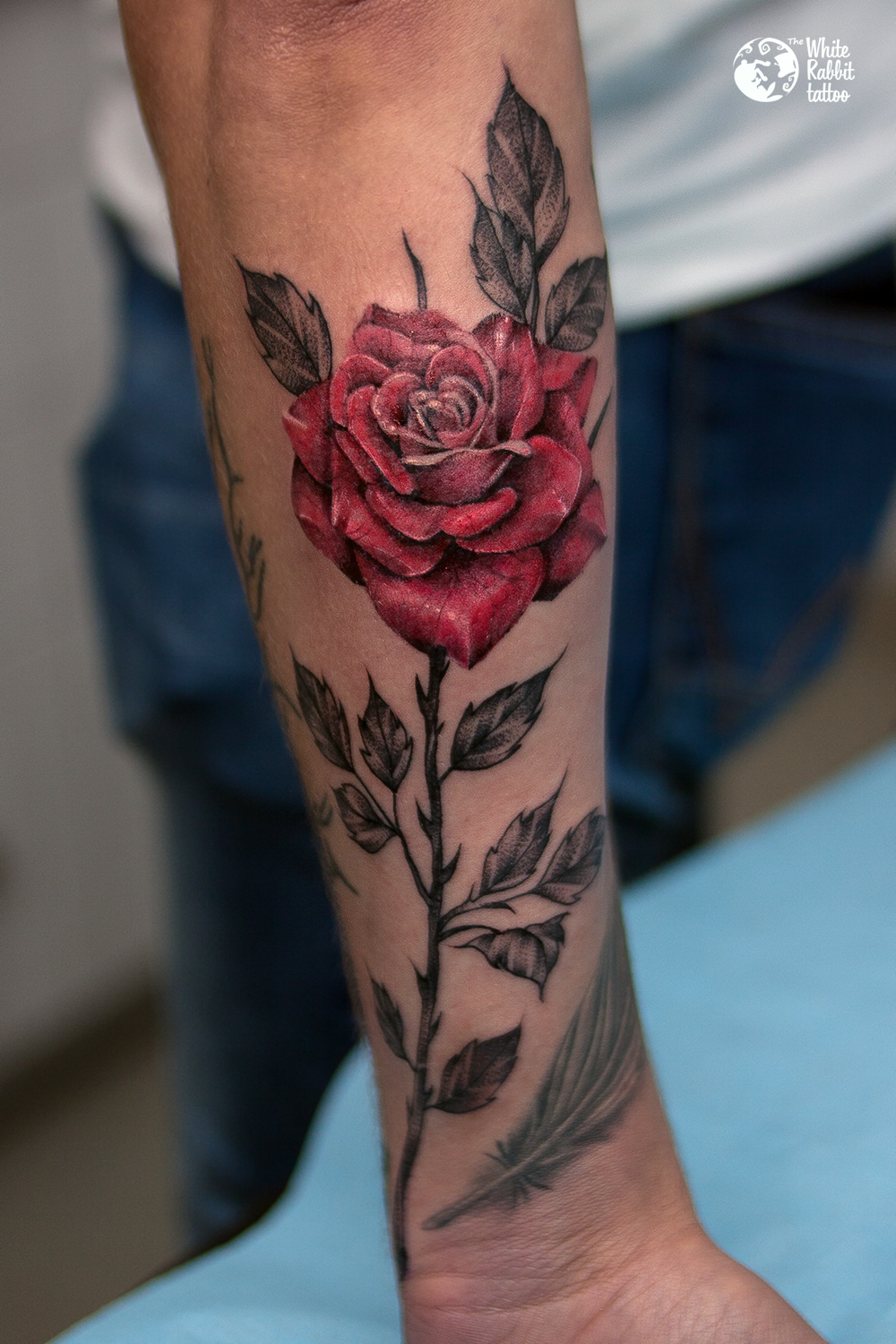 Róża w kolorze tatuaż