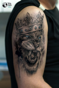 lew tatuaż