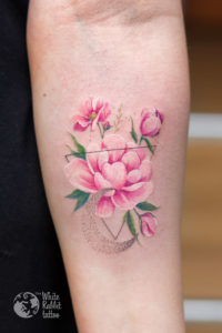 kolorowy kwiatowy tatuaż