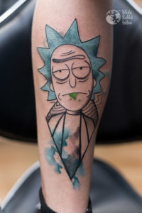 Rick, południca i kolorowy kwiatowy tatuaż