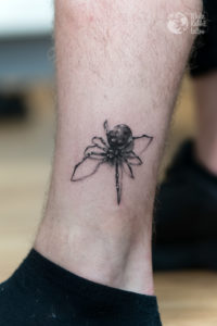 Mikro tatuaże - pająk