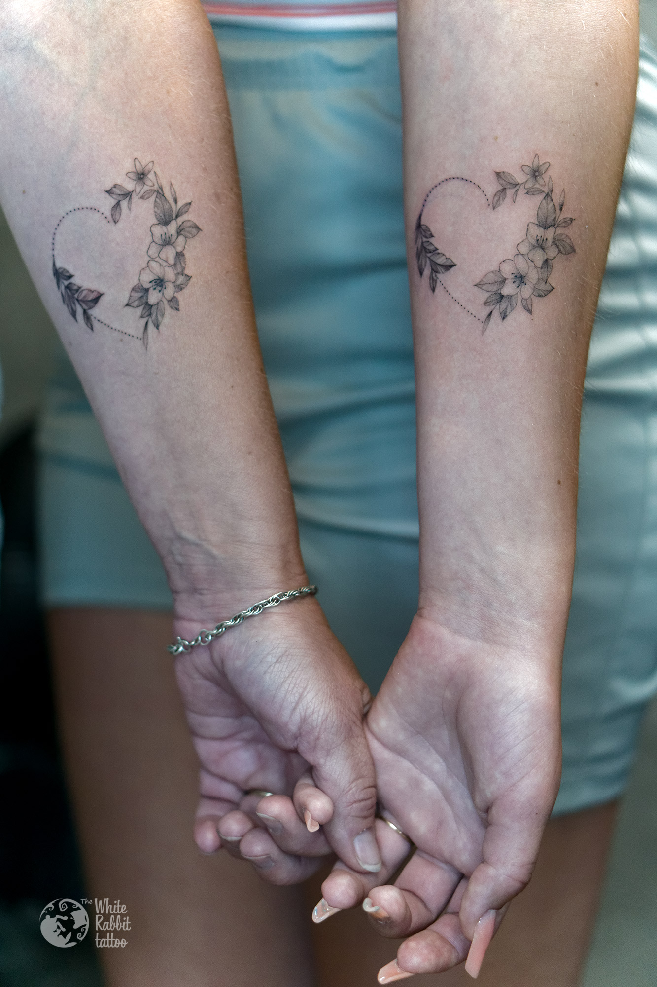 Smoczy tatuaż i kwiatowe wzorki Pinki